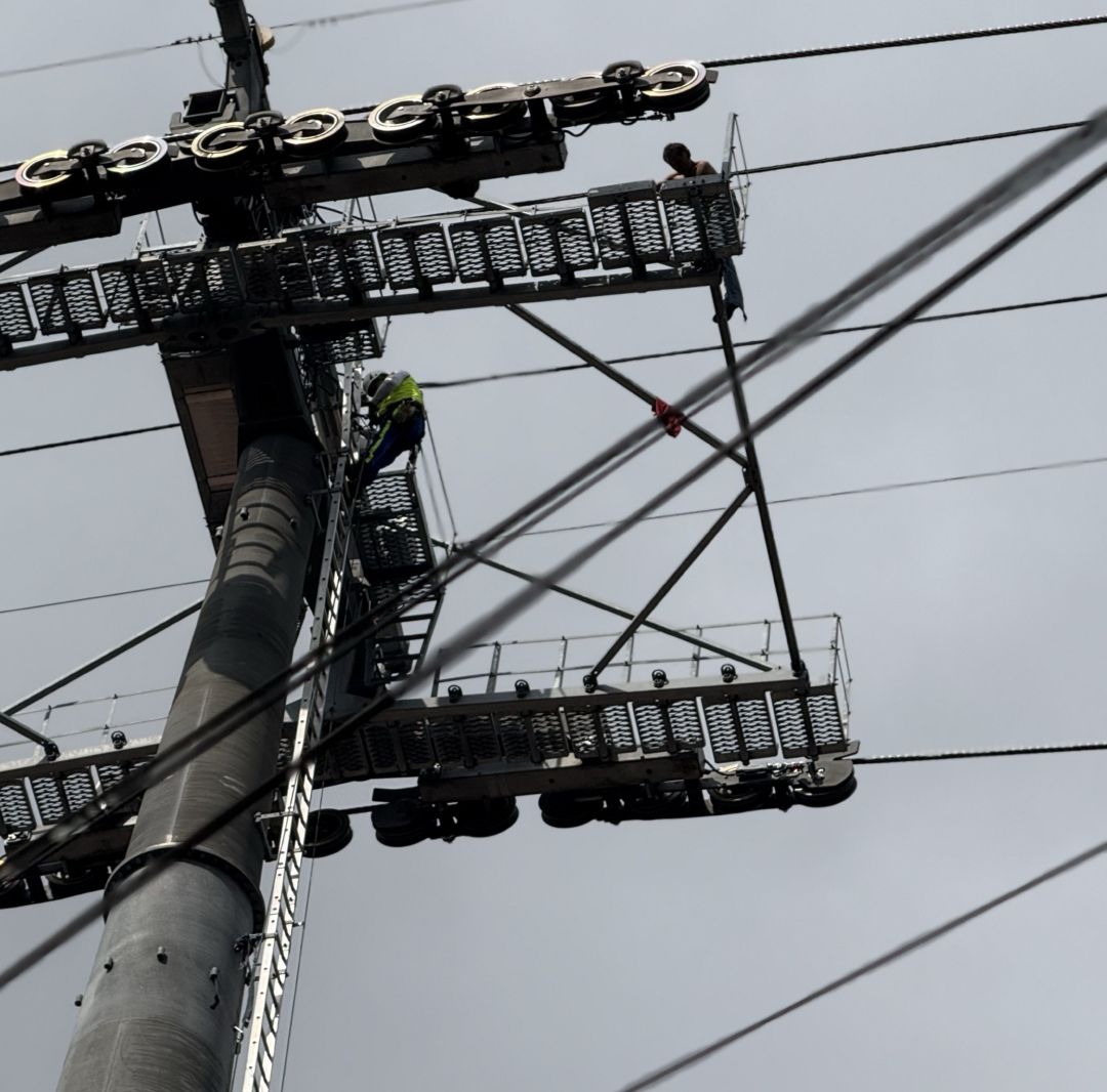 Hombre sube a torre de cablebús. Foto: N+